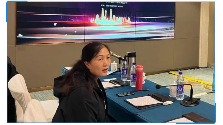 集團財務總監(jiān)劉清華在聽取了銷售部門的數據對比與銷售人員的分析后，她提出應該加強客戶的銷售服務.jpg